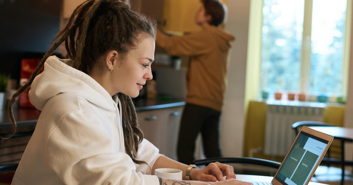 Kerja dari Rumah Gaji Dolar - 5 Tips Kerja dari Rumah dengan Gaji Dolar, Modal Laptop Saja!