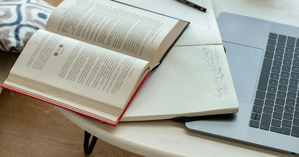 Membaca buku sebagai salah satu opsi untuk mengisi waktu dengan produktif