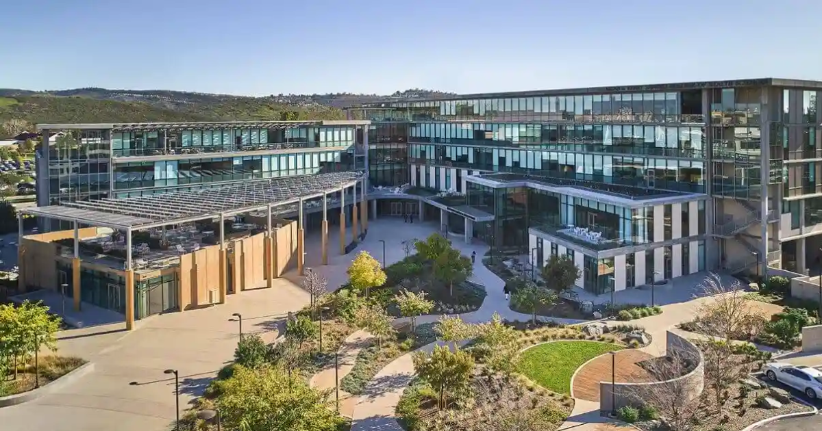 UCI - 10 Daftar Universitas Luar Negeri yang Memiliki Program Online